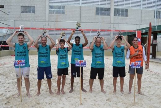 Os primeiros colocados do torneio de futevôlei. Competição foi realizada pela Sorema no último dia 25
