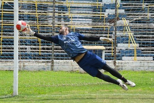 Na ponta dos dedos. Treinado pelo preparador de goleiros José Ribeiro de Lima (Müller), Alê tem sido o principal jogador da Matonense