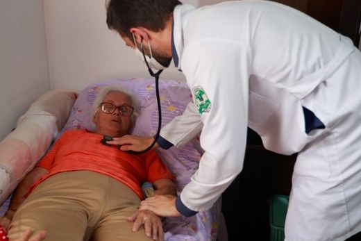 Profissionais envolvidos. As atribuições das equipes são planejadas inicialmente após avaliação do estado clínico do paciente e das necessidades da família que cuida dele