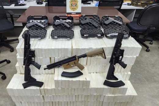 Drogas e armas estavam no interior da carreta