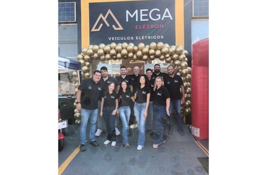 Instalada na Rua São Lourenço. O empresário Thiago Grabosky e colaboradores da Mega Elétron Ideia, na inauguração da loja