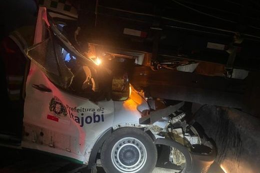 Colisão. Ambulância bateu atrás do caminhão na Rodovia Washington Luís