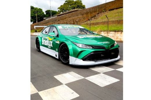 Na pintura do carro. A Brasilux busca reforçar sua presença no mercado e demonstrar a aplicabilidade de seus produtos em condições extremas, como as enfrentadas na Stock Car