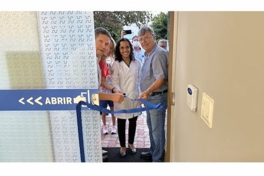 Descerrando a fita. Inauguração da clínica de diagnóstico médico por imagem culminou com homenagem prestada ao médico Hisasi Masuda