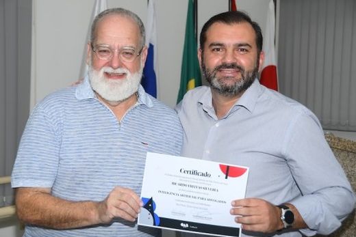 Certificado. Entrega ao palestrante Ricardo Silveira foi feita por Paulo Bernardi
