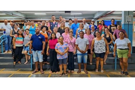 Na EE 'Vereador Antonio Comar'. Palestra reuniu integrantes do Conseg-Dobrada, Polícia Militar, autoridades, membros da AVCC e outras pessoas da comunidade