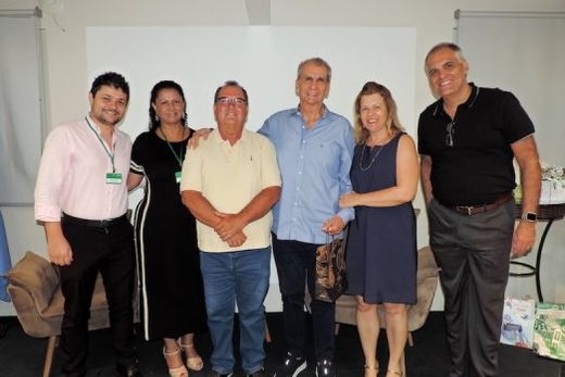 No auditório do Sincomércio. Toninho Giannini, o palestrante Antonio Carlos Durante e sua esposa Rosana entre Rafael da Paixão, Erica Lima e Rodrigo Marine (da Unimed)
