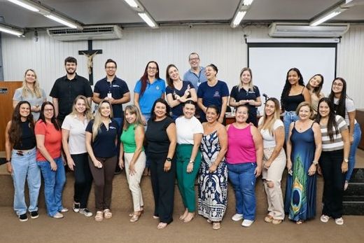 No plenário da Câmara. Palestra de Tammara Miranda prestigiada por servidores legislativos, pela primeira-dama Márcia Ferrari e pela vereadora Ana Mondini