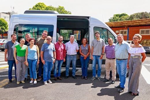 Melhoria no transporte. Veículo foi entregue por representantes da Paraty Mobilidade, na quinta-feira (21)
