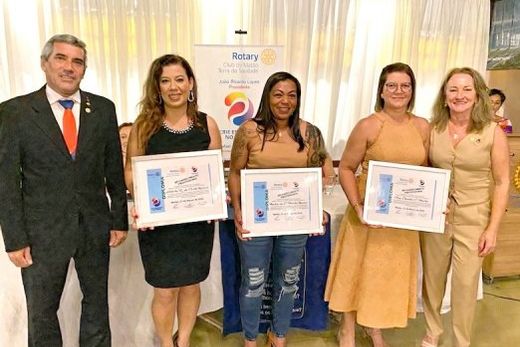 Com o Diploma de Honra ao Mérito Profissional. As homenageadas Débora Milani, Maria Muniz e Ana Claudia Pereira entre João Ricardo Lopes e Zuleica Veronese
