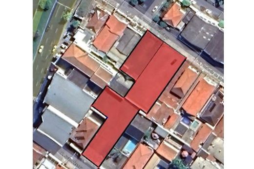 Perto do clube. Três lotes foram adquiridos, formando área total com 2.000 m², entre as Ruas Prudente de Morais e João Pessoa, próxima a Avenida Padre Nelson Romão