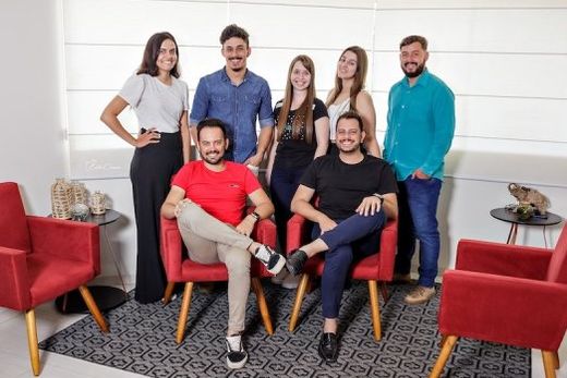 Equipe técnica. Os engenheiros civis Jonas Mingóia e Thiago Pinotti (sentados) contam com os colaboradores Mirian Munis, Jonatas Calari, Leticia Carmelo, Leticia Murillo e Mateus Squisatti