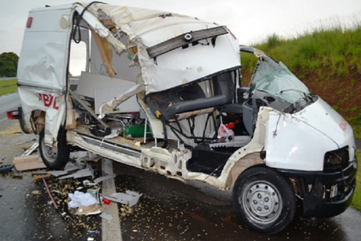 Acidente na Rodovia Faria Lima envolve ambulância e caminhão