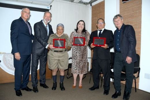 Momento da entrega das honrarias. China Calabres, Davison Sensei, Teresinha Pacor, Milena Prandi, Luiz Gonzaga da Silva e Cido Ferrari