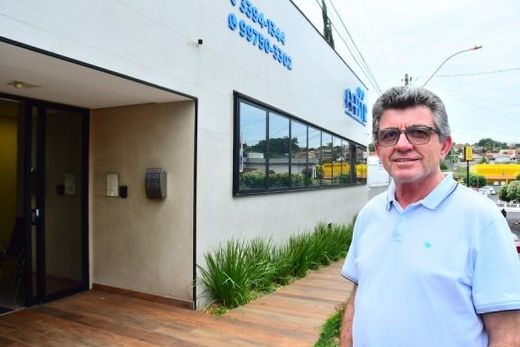 Cidinho, defronte à sede da entidade. "No terreno vizinho, estamos construindo ambientes para a parte administrativa e reuniões; no prédio atual, expandiremos os espaços para melhorar ainda mais