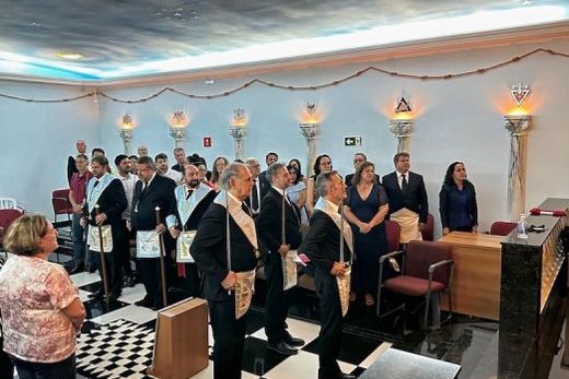 Sessão Magna Pública em Comemoração ao 20º aniversário da Loja Maçônica. Foram prestadas homenagens aos fundadores, com presença de familiares e convidados