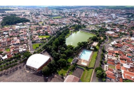 Local. A concentração acontecerá no Conjunto Poliesportivo, onde os participantes se reunirão a partir das 7h30 para iniciar a caminhada pela Avenida Bortolo Biava
