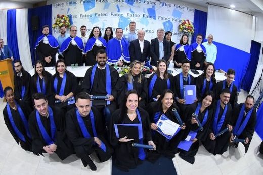 Na ACE-Matão. Autoridades que compuseram a Mesa Diretora junto aos alunos que integram a 5ª Turma do curso de Tecnologia em Análise de Processos Agroindustriais