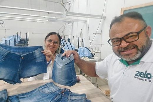 Saquinhos jeans. Silvana Rossano (gerente de Pesquisa e Desenvolvimento do Programa Crescer) mantém a iniciativa com o zelador ambiental José Oliveira
