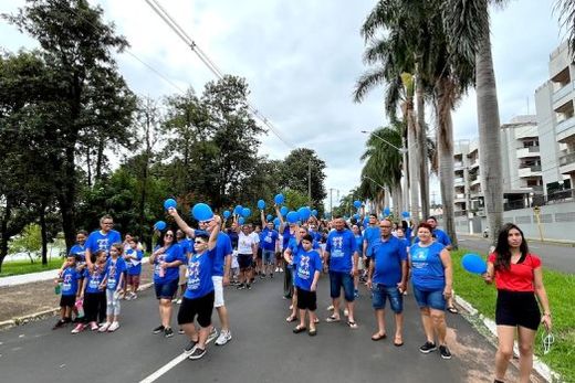 Apoio à causa. 'Caminhada em Conscientização do Autismo' reuniu centenas de pessoas no entorno do Conjunto Poliesportivo