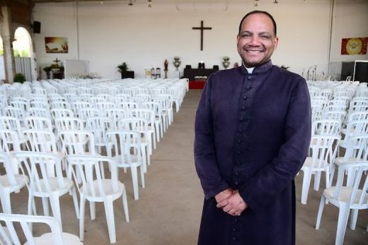 Padre Fábio Timóteo. "Valorizamos a Oração pela Libertação e o momento em que o Santíssimo Sacramento passa pelas pessoas"
