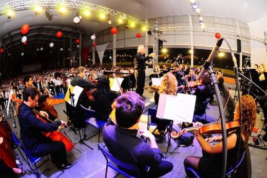 Bachiana Filarmônica. Em 2013, apresentação no Sesi-Matão foi regida pelo maestro João Carlos Martins