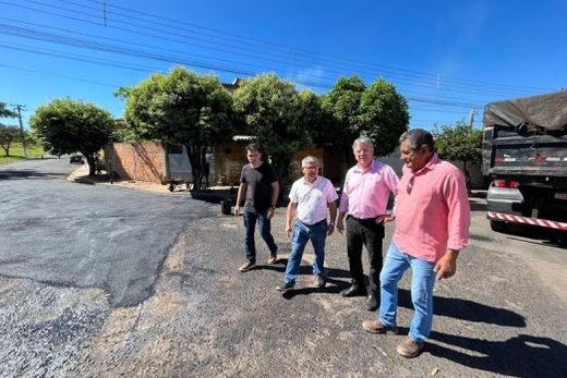 No Residencial Cadioli. Prefeito e secretários acompanharam serviços realizados no bairro, na sexta-feira (19)