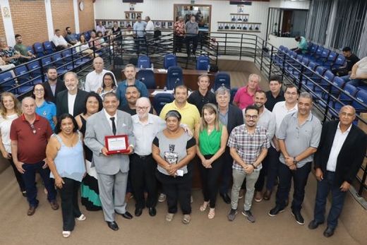 Com o título em mãos. Gilberto Ramos de Souza recebeu honraria durante a sessão ordinária desta segunda-feira (19)