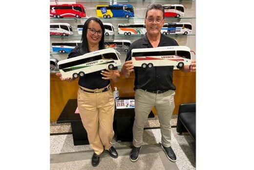 Rose e Carlos. Motoristas receberam os prêmios na última semana
