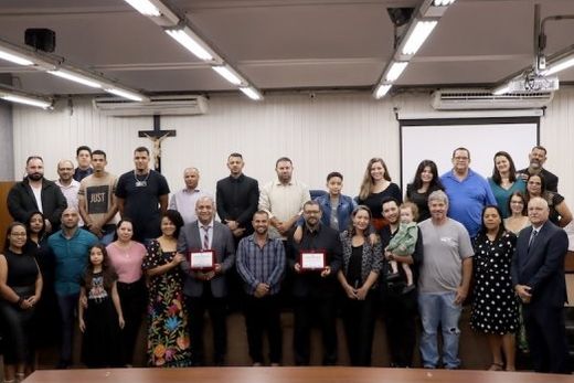 Com os títulos em mãos. O pastor Flávio de Souza e o bispo Aguinaldo Moreira foram prestigiados por vereadores e demais pessoas presentes na sessão solene