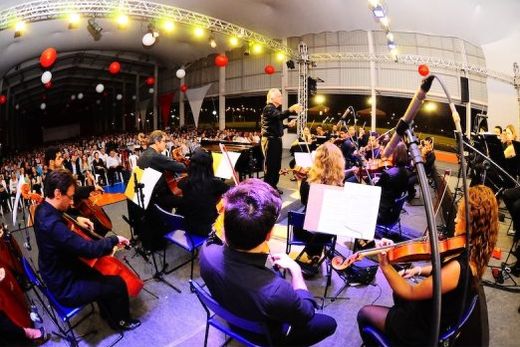 A primeira vez. Regida por João Carlos Martins, a orquestra Bachiana Filarmônica esteve no Sesi-Matão em 2013