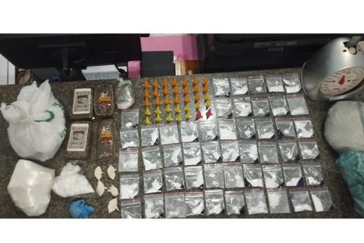 Dinheiro, drogas e outros produtos foram apreendidos nesta segunda-feira (29)