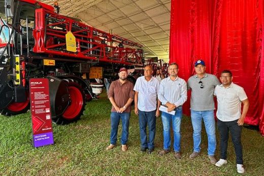 Visitando os estandes. Os vereadores Haroldo Gago, Cido Motos, Everaldo de Carvalho, China Calabres e Policial Carmo prestigiaram as empresas de Matão