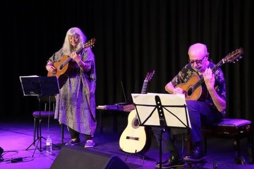 O show de Marlui Miranda e Paulo Belinatti. Espetáculo combinou elementos brasileiros e estrangeiros para criar uma expressão universalista na música Juruna
