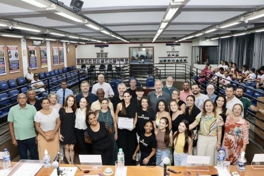 Com a Moção de Louvor em mãos. Renata Canova recebeu a honraria ao lado de familiares, alunos, colegas de trabalho e vereadores, no plenário da Câmara
