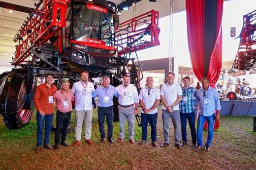 No estande da Baldan. Cido Ferrari e secretários estiveram na feira no dia 2 de maio