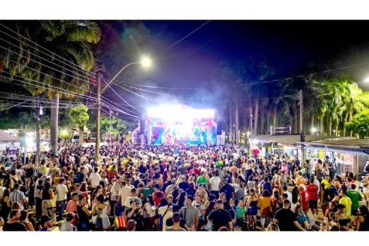 Concentração. Milhares de pessoas cantaram e dançaram na 'Rua do Esquenta' ao som de sete atrações, com destaque para a banda cover oficial dos Mamonas Assassinas