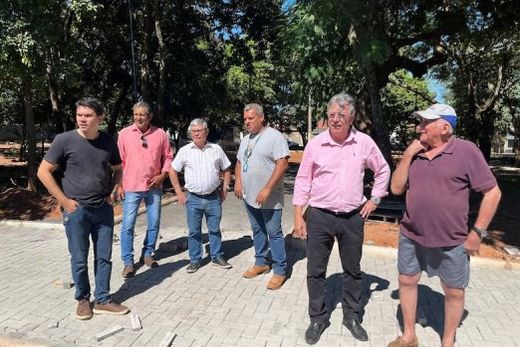 Praça da Vila Cardim. No estágio final das obras, equipes estão focadas nas instalações do novo piso de concreto intertravado e das luminárias