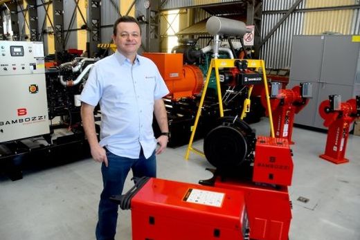 Fábio da Silva. O diretor executivo do Grupo Bambozzi, com alguns produtos que estarão na Feimec 2024