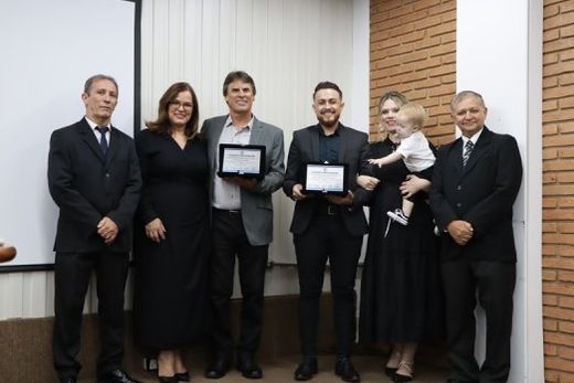 Cidadãos Matonenses. Os pastores Gilberto Sebben e Matheus Dias, entre seus familiares e o vereador Jonas Garcia (à esquerda), na Câmara Municipal