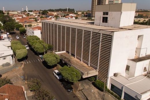 O Hospital 'Carlos Fernando Malzoni'. Instituição se estabeleceu como um centro de saúde de referência no coração de Matão