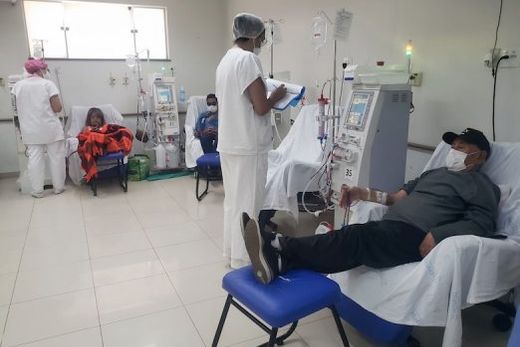 Centro de Hemodiálise. Neste setor são disponibilizadas 35 máquinas de diálise, sendo 31 distribuídas entre os dois salões, duas na UTI e duas reservas