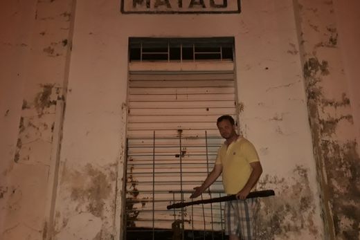 Diretor do Departamento de Cultura mostra local onde as chamas começaram