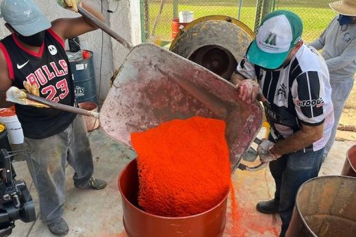 Dolomita. Mais de 70 toneladas do material estão sendo tingidas, juntamente à produção dos diversos moldes de ferragem que formam os desenhos dos tapetes