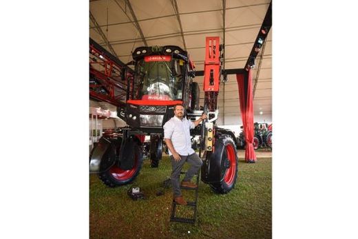 Fernando Capra, CEO da Baldan, com o pulverizador premiado Avola 3500