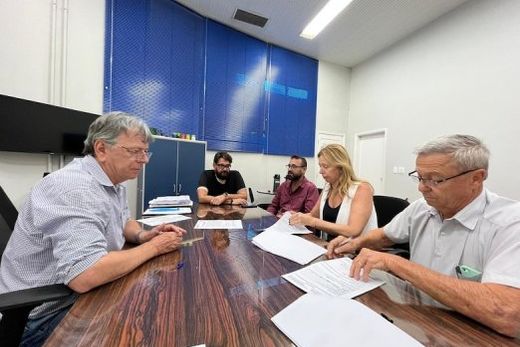 Oficialização. Cido Ferrari, Willian Bassi, Faro Reguin, Denise Minelli e Roberto Cadioli estiveram reunidos para a assinatura do convênio entre Prefeitura e Hospital
