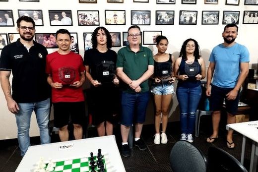 Entrega dos troféus. Vinicius Tosadori (Secretaria de Esportes), Valdeci da Silva (vice-campeão), Victor Rodrigues (campeão), Fernando Frare (CXM), Maria Eduarda Câmara (campeã), Evelyn de Barros (vic