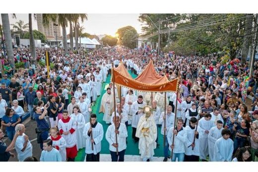 Manifestação da fé cristã. Após a Santa Missa, ao final da tarde, a tradicional Procissão de Corpus Christi percorrerá o trajeto com os quarteirões ornamentados