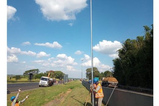 Na SP-310. Luminárias com painéis fotovoltaicos estão sendo instaladas