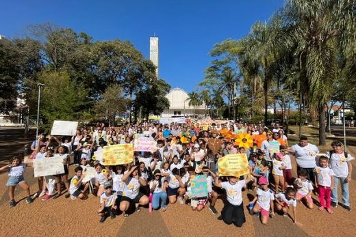 Na Praça Central. Mobilização reuniu número significativo de profissionais e alunos vinculados à rede psicossocial de atendimento à saúde mental no município